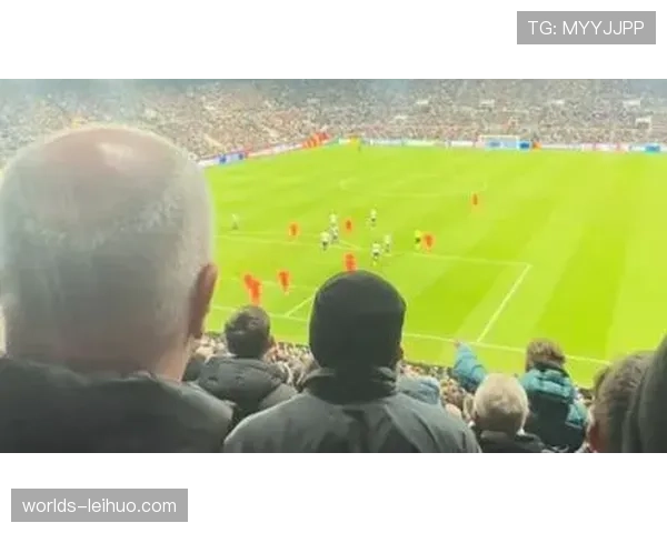 特写镜头：诺坎普球场，巴萨小将亚马尔突破制造点球瞬间的球迷反应